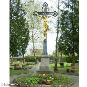 Das Foto zeigt das Kreuz auf dem Friedhof St. Georgen